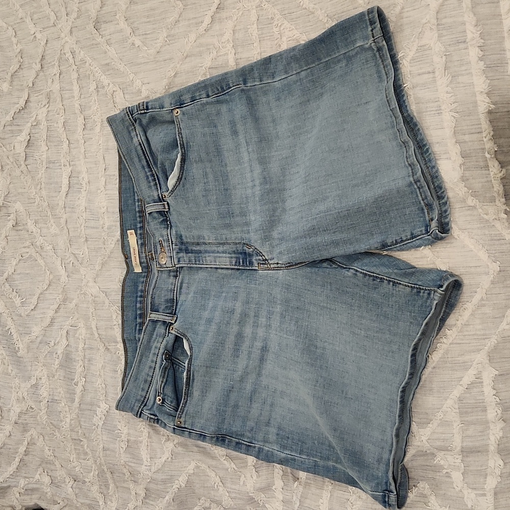 Light wash classic Levi's jean shorts size 31!